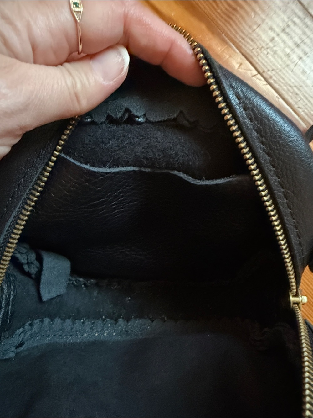 Portland leather small Round Black Leather Crossbody Bag - Picture 4 of 5